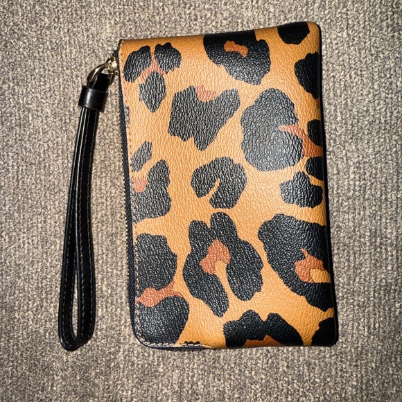Coach Leopard Print Wristlet Wallet | Zip Around | Card Holder - Picture 2 of 5